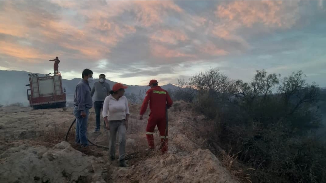 Subgobernación de Cercado despliega cisternas para sofocar voraz incendio en tolomosita oeste