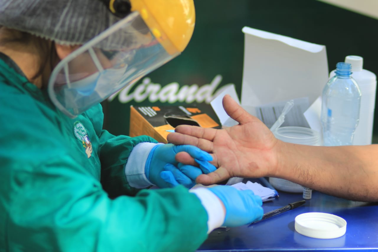 Alcaldía coordina mecanismos para descongestionar el centro molecular de pruebas PCR