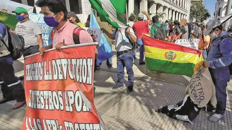 AFP: plantean retiro total para cuentas menores a Bs 100 mil