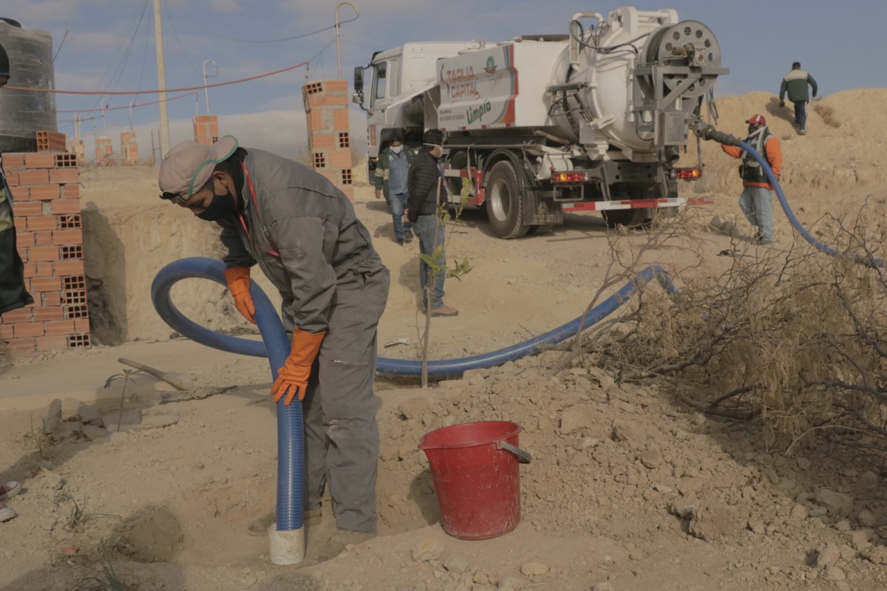 Alcaldía de Tarija trabaja en calles, limpieza de pozos y alumbrado para el Distrito 7