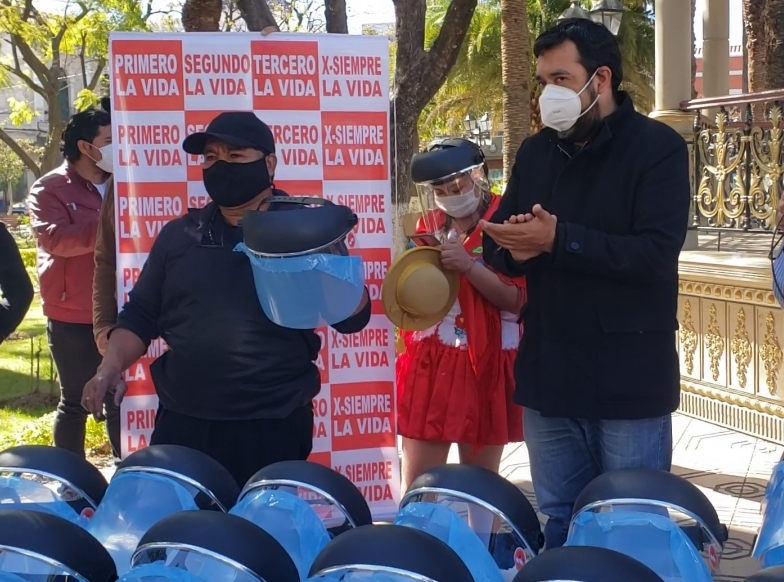 Alcalde de El Valle entrega 100 mascaras faciales a lustra botas y canillitas