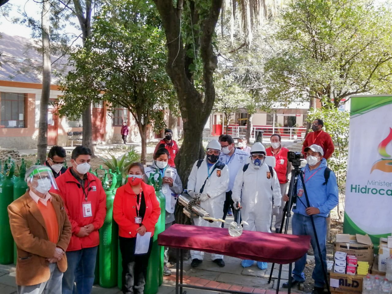 Delegado presidencial Víctor Hugo Zamora entrega insumos y equipamiento médico al SEDES Tarija