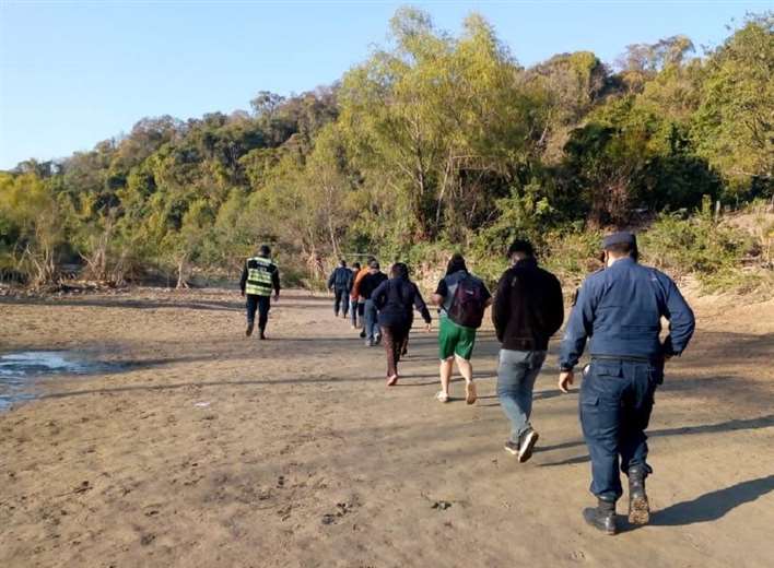 Deportan a bolivianos que ingresaron ilegalmente a Argentina para comprar alcohol