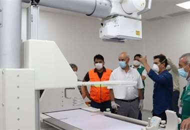 Áñez bautiza al hospital de Montero con el nombre de Óscar Urenda