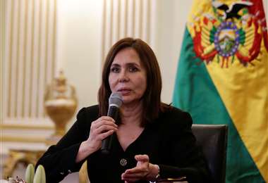 Canciller Karen Longaric: «Bolivia tendrá acceso a la vacuna de la Universidad de Oxford y a otras 6 más»