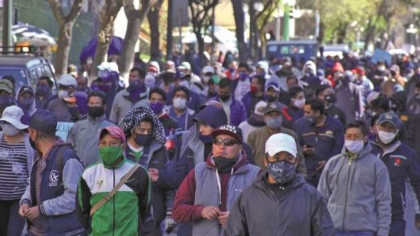 50 choferes de minibuses en La Paz mueren con síntomas de Covid-19