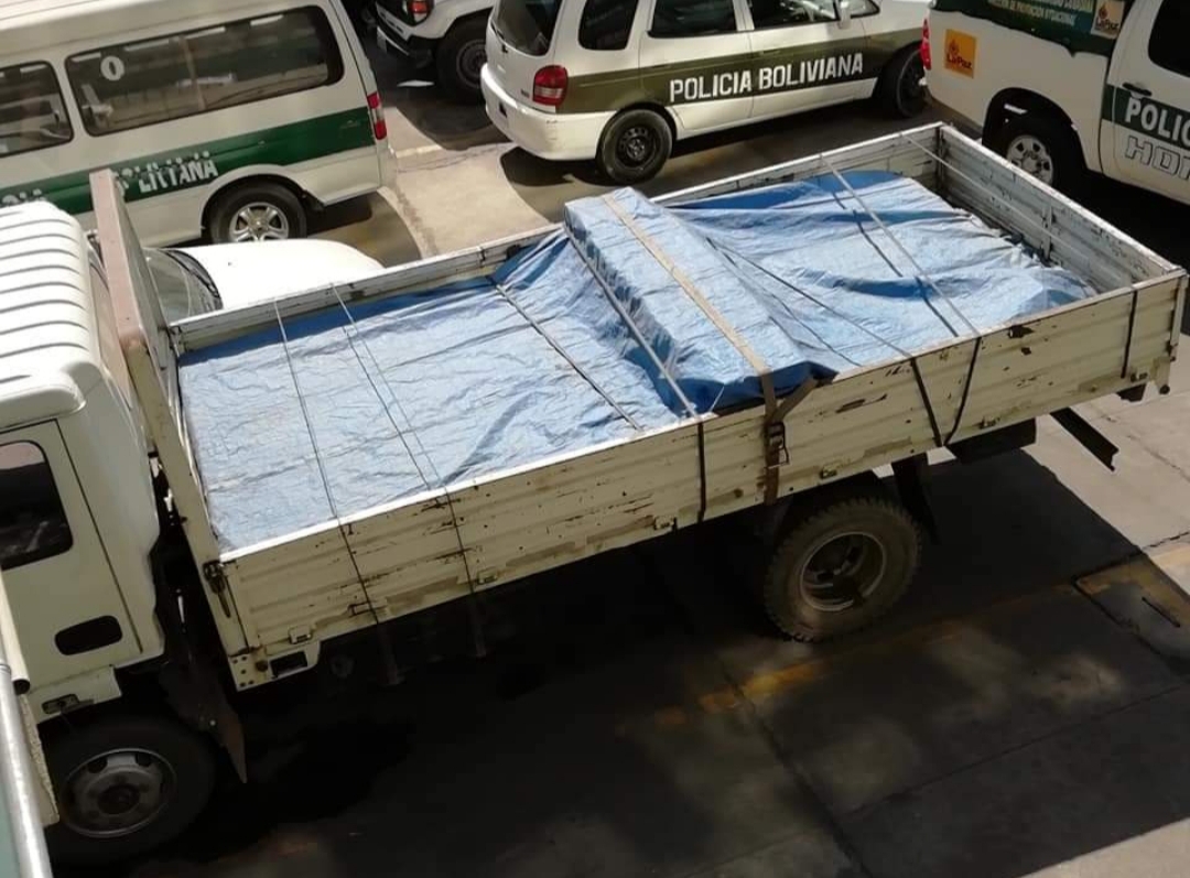 Policía intercepta camioneta que transportaba 1.250 cartuchos de dinamita en carretera La Paz-Oruro