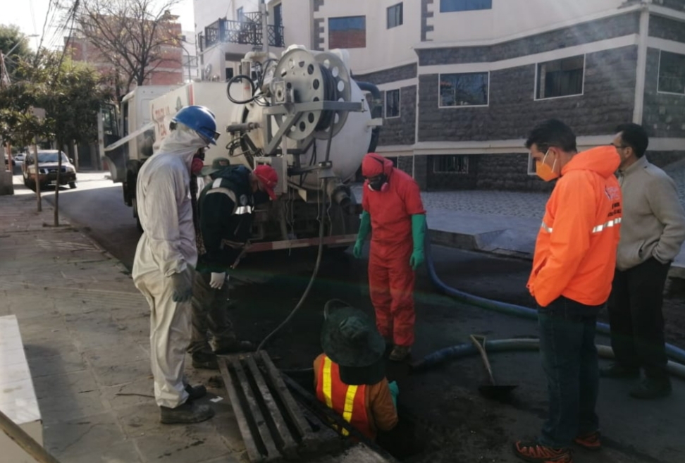 Alcaldía realiza mantenimiento de alcantarillas y bocatormentas para evitar inundaciones en la ciudad de Tarija