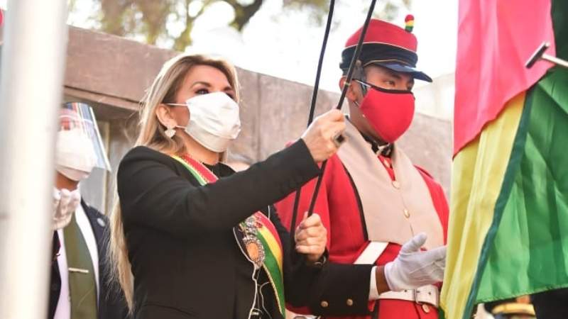 Autoridades rinden homenaje a Bolivia con ofrendas florales y la iza de la bandera