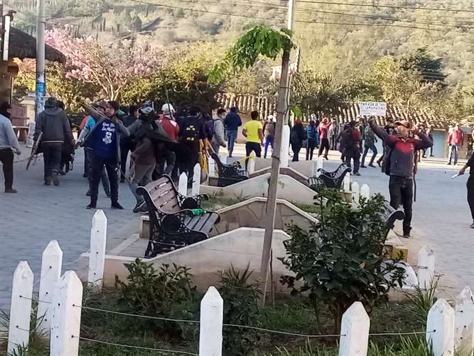 Grupos afines al MAS irrumpen en el hospital, generan caos y amedrentan a los pobladores de Samaipata