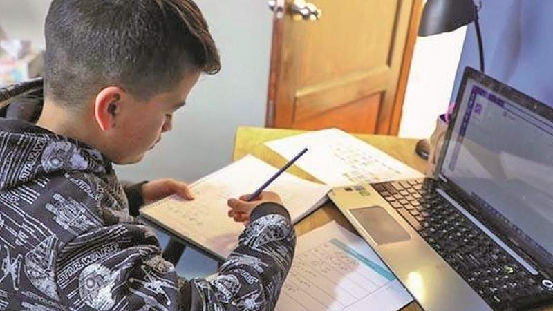 Juez que anuló el cierre del año escolar aclara que no dispuso volver a las aulas