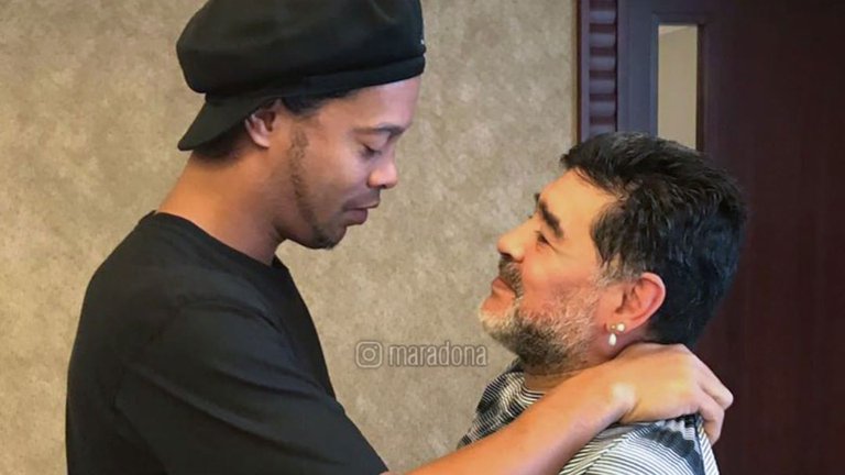 Diego Maradona le envió un mensaje a Ronaldinho: ¿qué le propuso?