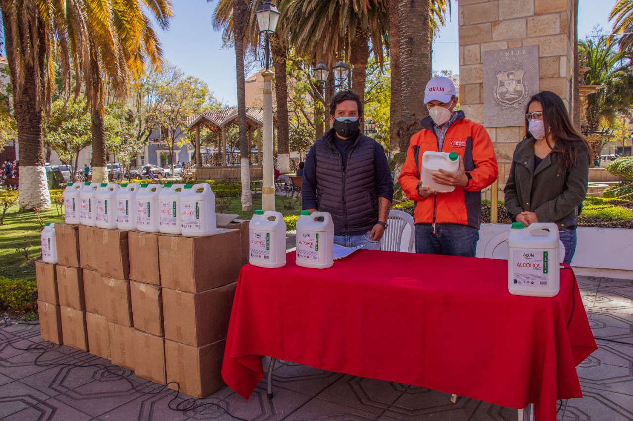 Empresa Aguaí dona 400 litros de alcohol etílico a Alcaldía de Tarija
