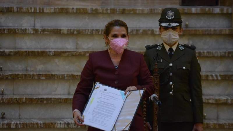 Añez promulga ley de elecciones con un llamado a la pacificación del país
