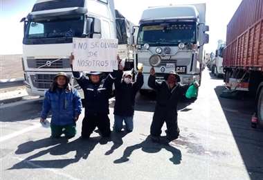 De rodillas, los transportistas varados en bloqueos claman por ayuda humanitaria