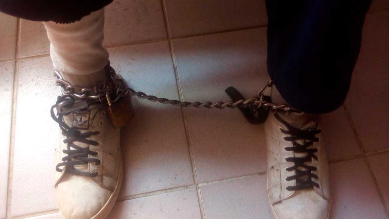 Encuentran encadenado de pies a adolescente con discapacidad intelectual