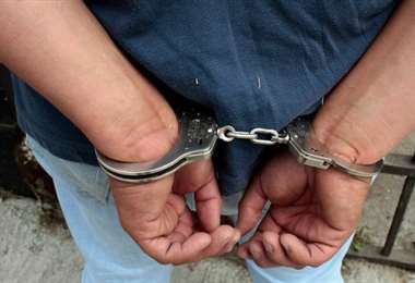 Un reo es asesinado tras hallar mensajes de su esposa en el celular de otro recluso con el que bebía