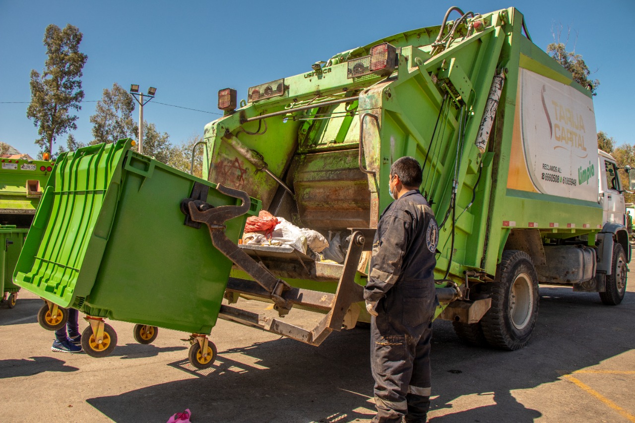 EMAT recibe contenedores y brazo hidráulico para iniciar mecanización del recojo de basura en Tarija
