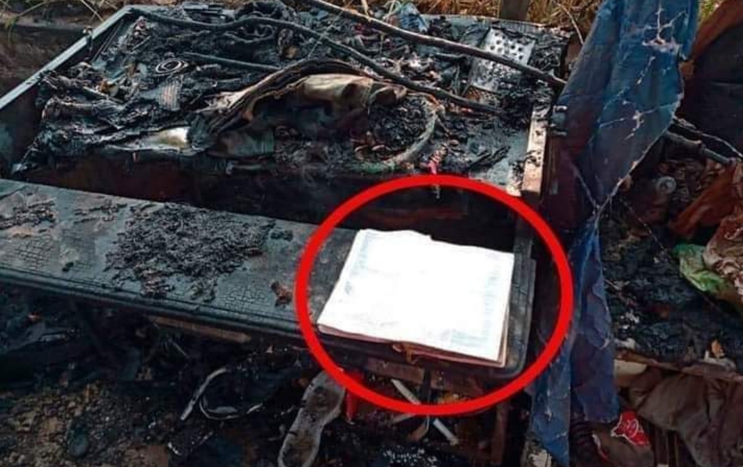 Una Biblia queda intacta tras el incendio de una caseta en Trinidad