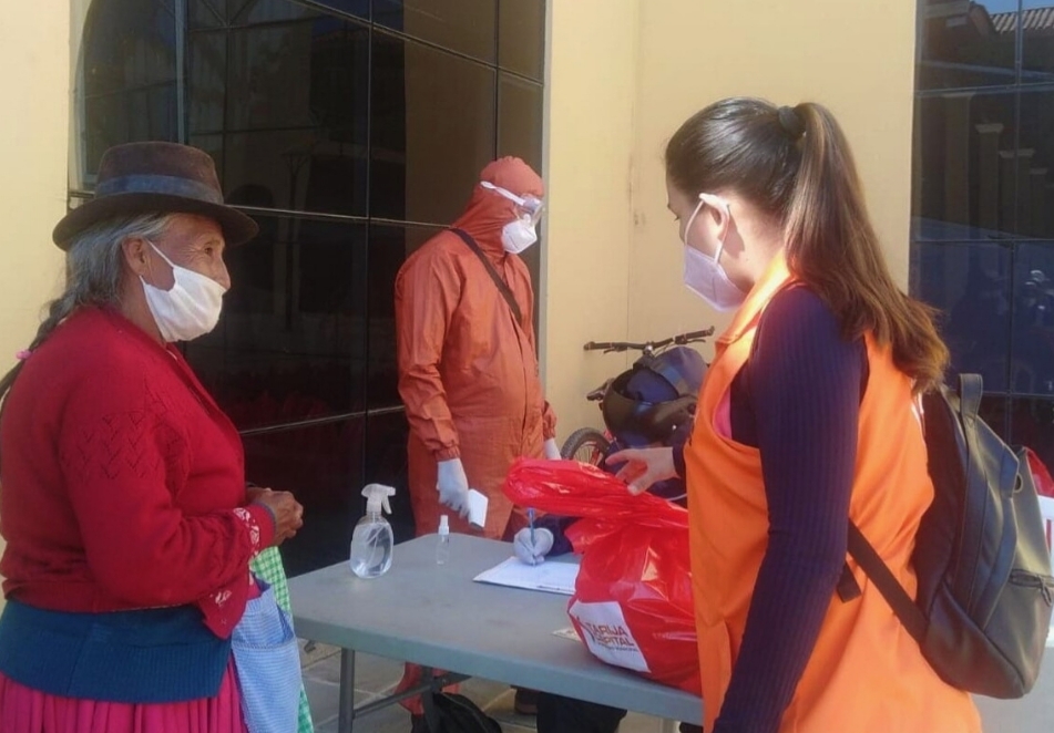 Vendedoras de mercados se benefician con bolsas solidarias entregadas por la Alcaldía de Tarija