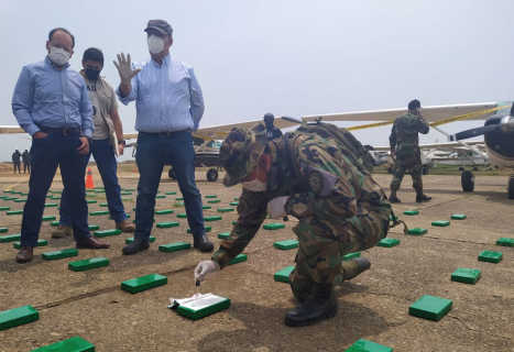 Fuerza antidroga aprehende a cuatro personas y confisca avionetas, armas y droga en Santa Ana