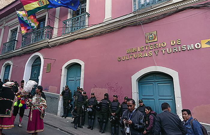 Al menos 260 exfuncionarios de Ministerio de Culturas exigen pago salarios y beneficios