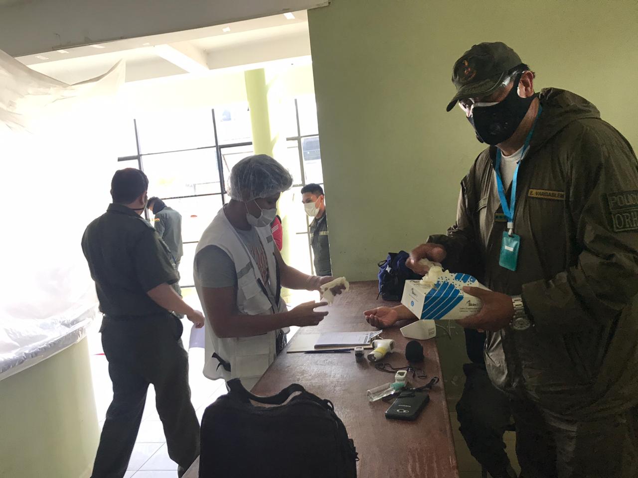 Médicos voluntarios realizan un triage a todos los efectivos del Comando de la Policía de Tarija