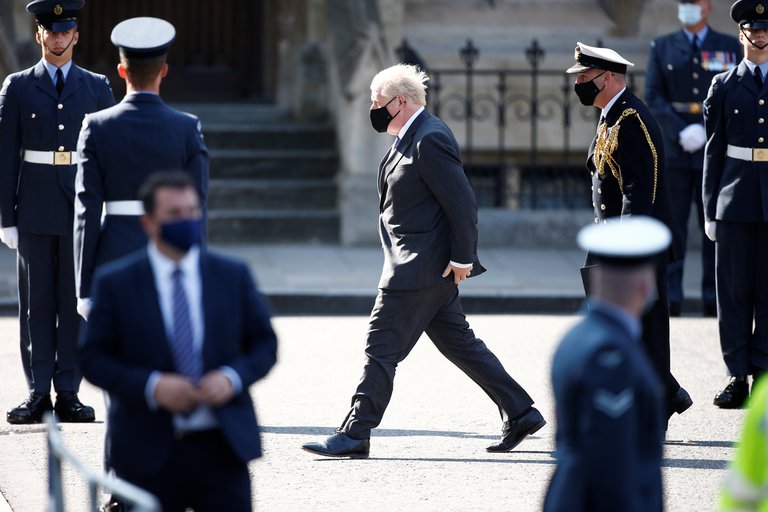 Inglaterra impone duras multas a quienes no cumplan con el aislamiento por coronavirus