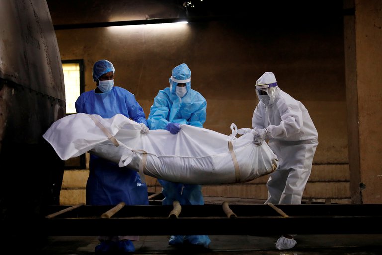 Los muertos por coronavirus superaron los 900.000 en todo el mundo