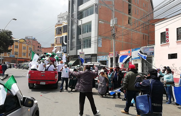 Masistas atacan y corretean caravana de Chi y éste sospecha de gente armada en El Alto