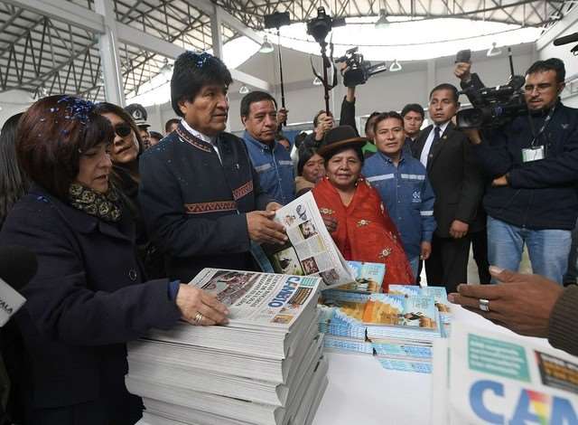 Denuncian a Amanda Dávila por usar la editorial del Estado como ‘casa de campaña’ del MAS