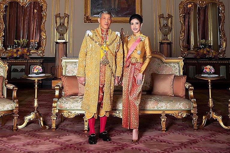 El rey de Tailandia perdonó a la concubina real que encarceló por “ambiciosa”