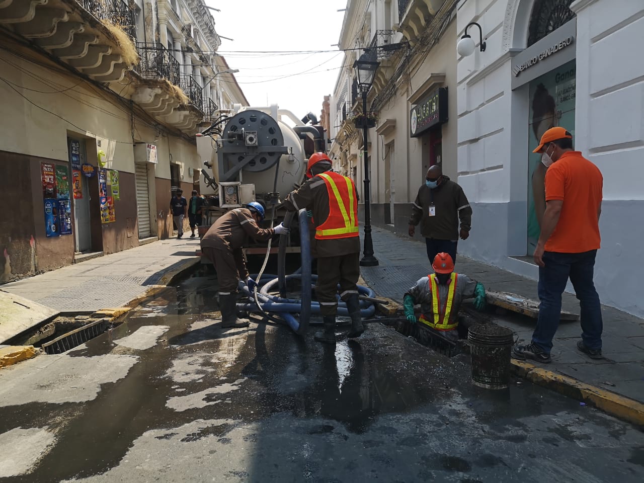 Camiones hidrocinéticos de la Alcaldía ingresan al casco viejo para apoyar en la limpieza de bocatormentas de Tarija
