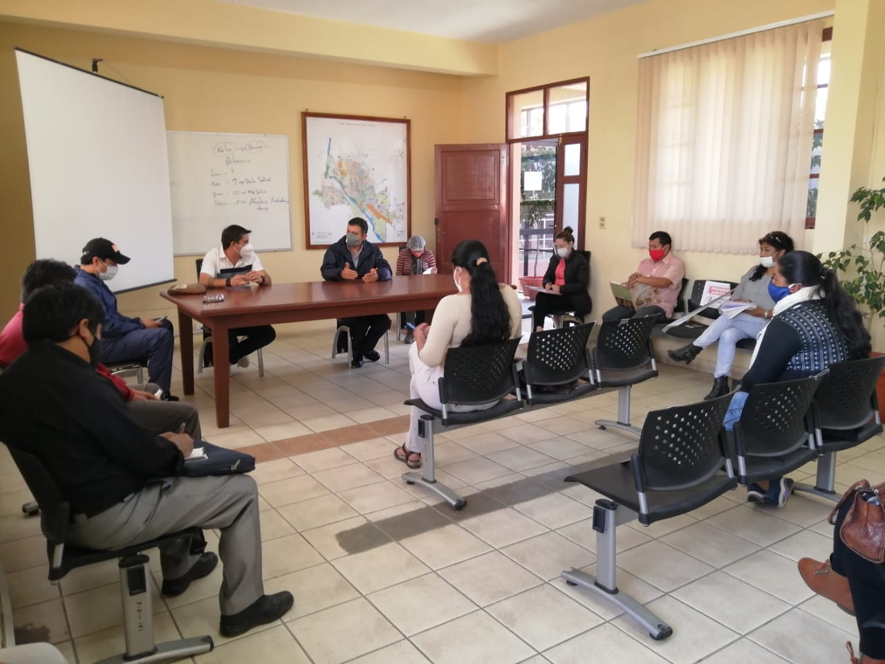 Municipio de Cercado y Junta de Padres de Familia acuerdan entrega de “bono o canasta estudiantil” en Tarija