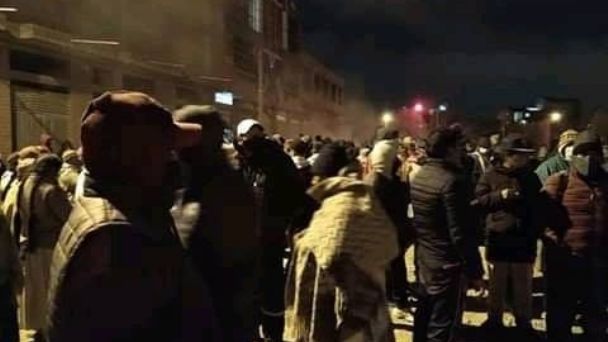 Padres de familia tienen como rehenes a 13 personas en una subalcaldía de El Alto