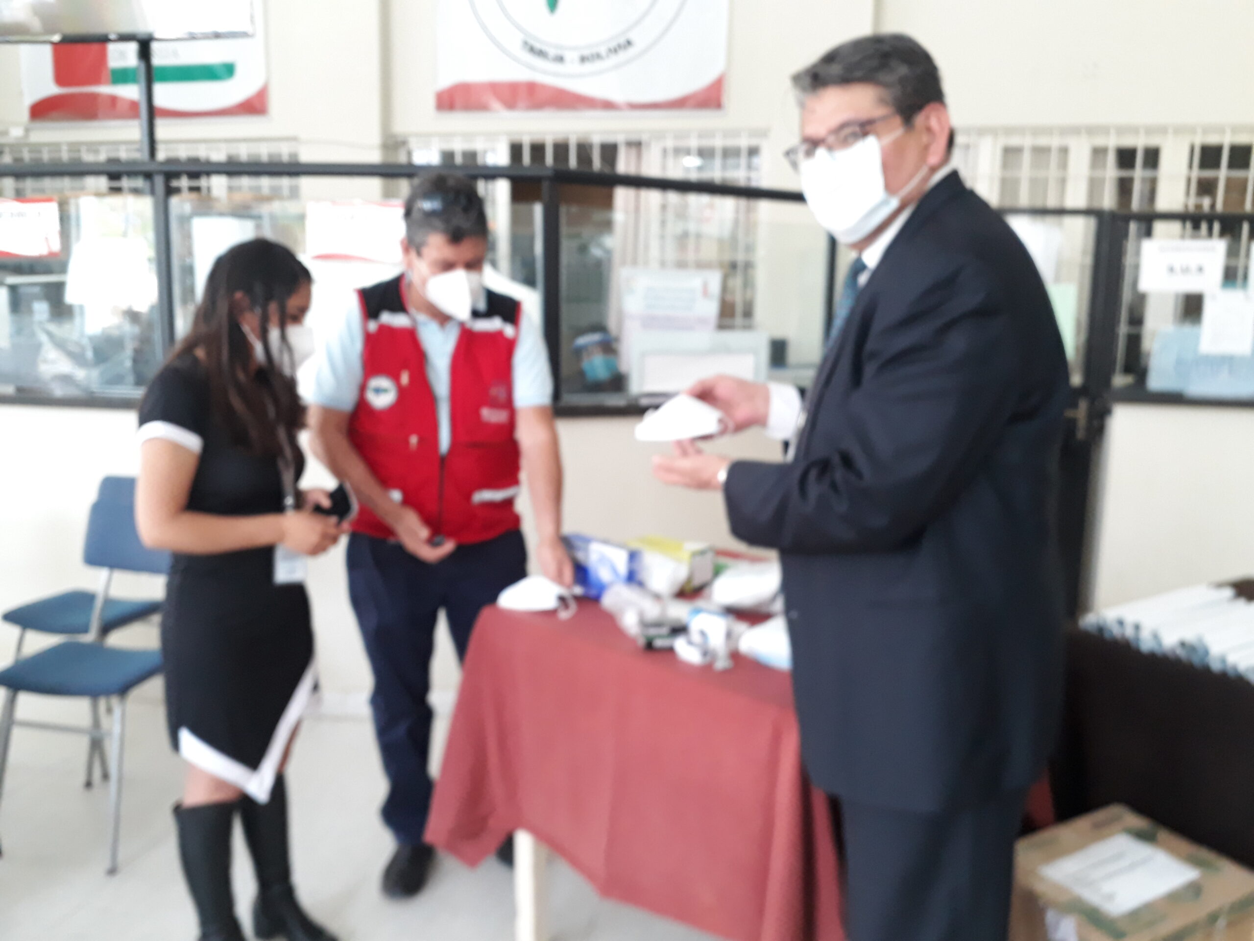 Gobierno entrega lote de insumos médicos y material de bioseguridad al hospital San Juan de Dios de Tarija