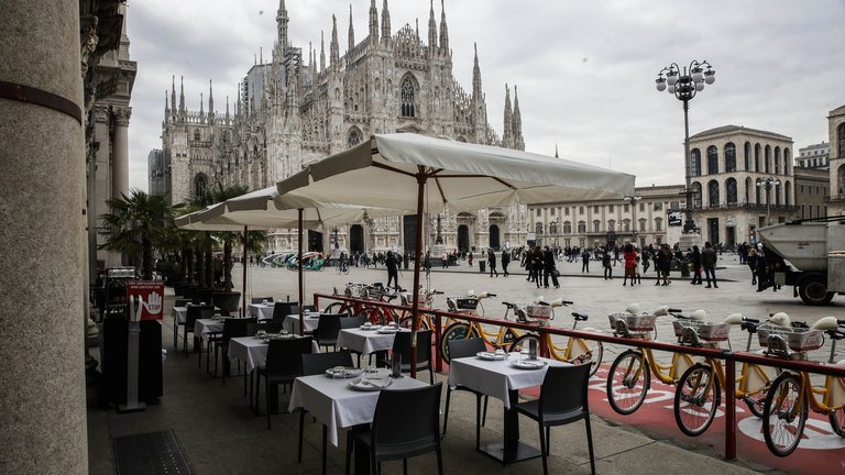 Italia endurece las restricciones por un nuevo récord de casos: cierran cines y gimnasios y los restaurantes atenderán hasta las 18