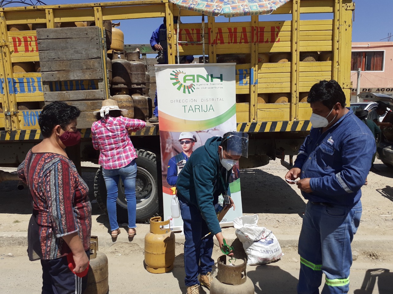 La ANH entrega «llaves multiuso» en Tarija para el buen manejo de garrafas de GLP