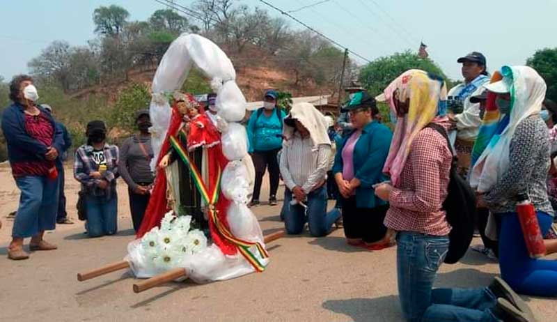 Chaco chuquisaqueño sufre por el fuego; pobladores piden de rodillas a la Virgen que llueva