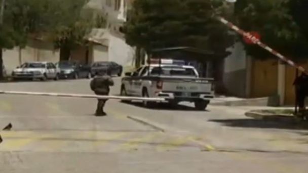 Se refuerza el resguardo policial en la residencia de la Embajada de México
