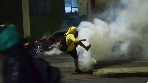 Policía gasifica a grupos que demandan motin policial en Cochabamba