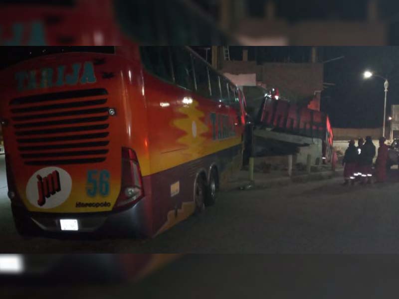 Bus Expreso Tarija se estrella con 47 pasajeros abordo y hay un muerto