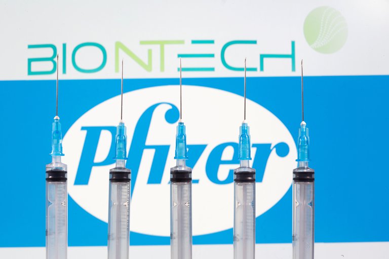 Pfizer y BioNTech presentaron este viernes una solicitud de emergencia para aprobar su vacuna