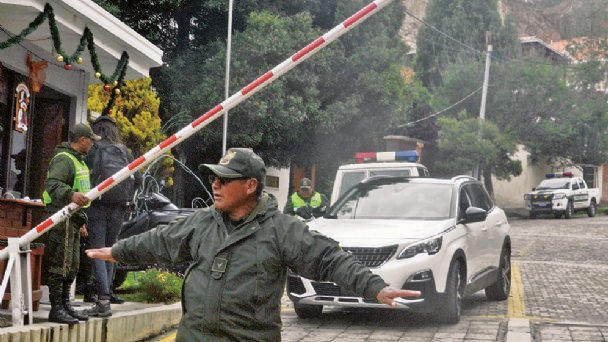 Exautoridades del gobierno de Evo dejan la residencia de México