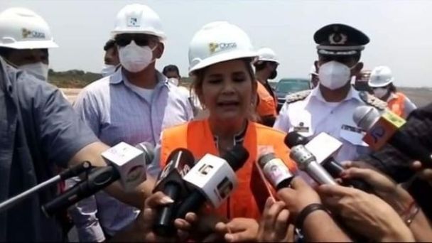 Añez afirma que sus ministros le mintieron sobre equipamiento del hospital de Trinidad
