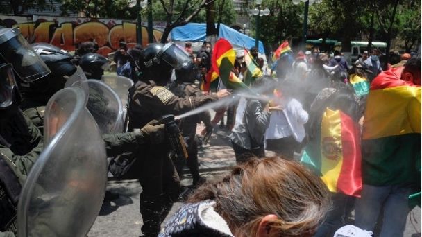 Policía gasifica a opositores del MAS que protestaban en El Prado