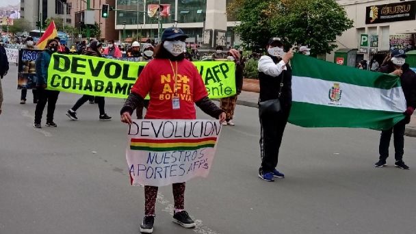 Ministro de Economía afirma que evalúa devolución de aportes a AFP