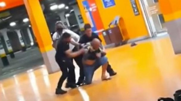 Indignación en Brasil por muerte de hombre negro tras paliza en supermercado