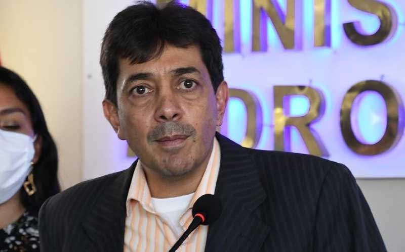 Urgente: Activan alerta migratoria contra el exministro Víctor Hugo Zamora
