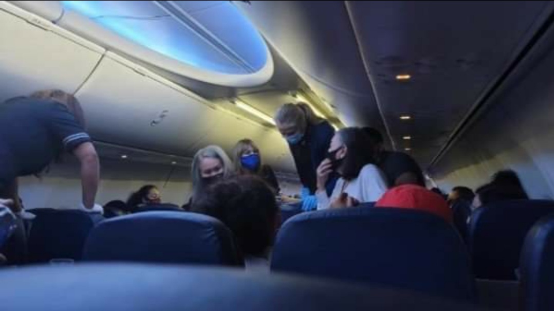 Tomó un avión con coronavirus, dijo que no tenía síntomas y cayó muerto en pleno vuelo